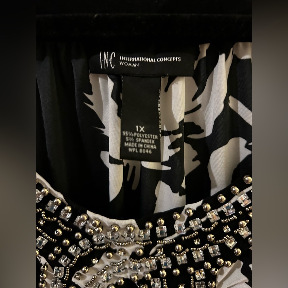 INC International Concepts Black & White large floral rose Embellished Blouse 1X - Picture 2 of 14